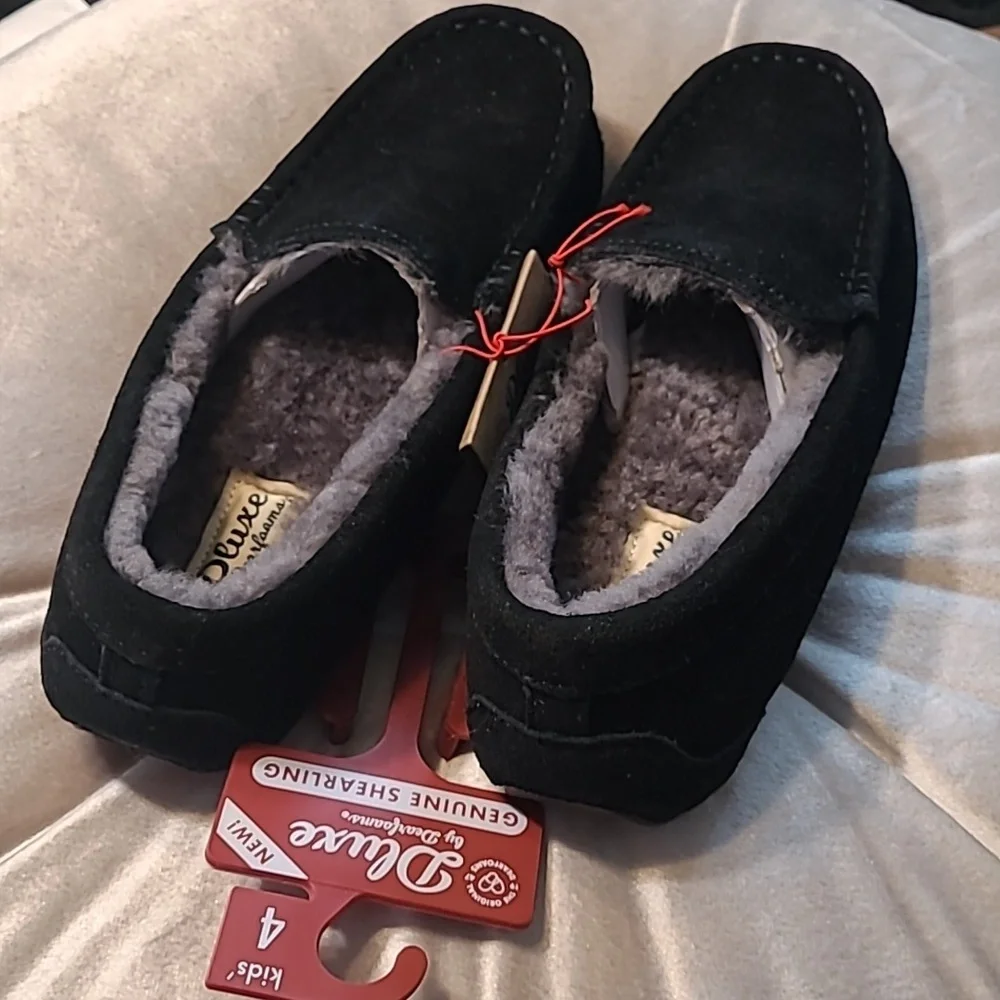 New with tags! Kids 4 genuine suede deluxe memory foam cushion black slippers
